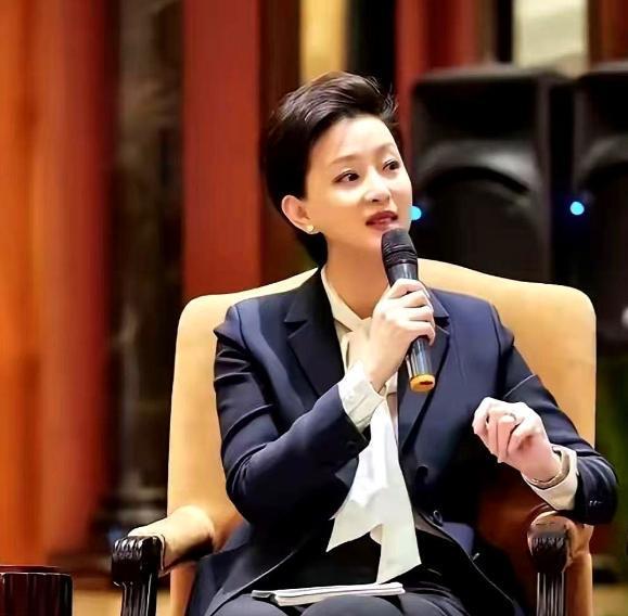 杨澜大概也想不到，他的前夫张一兵，是这么体面又低调的男人。两人离婚后，他就与杨澜