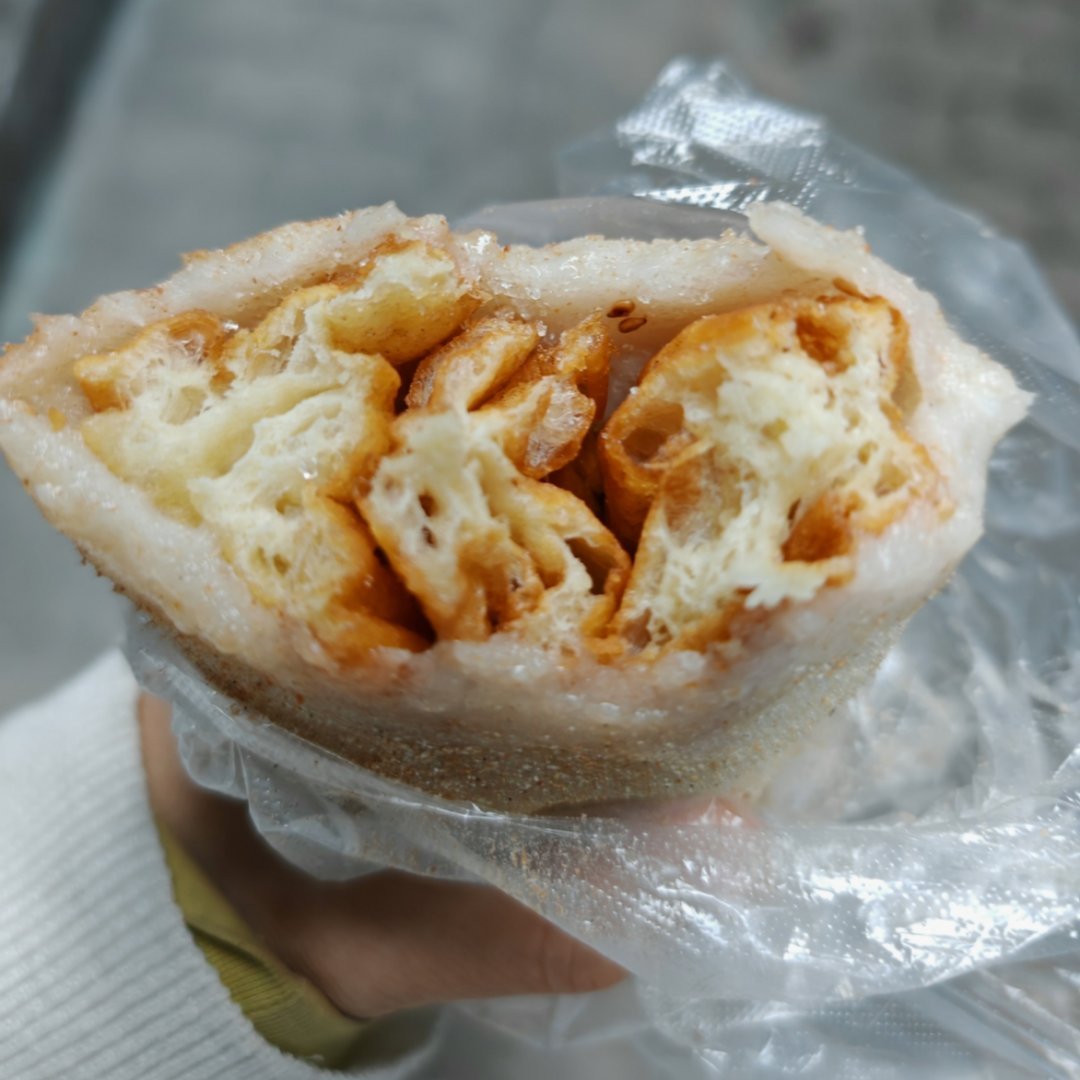 今早想吃煎饼果子，结果人家没开门，回来路上买了个糍粑包油条，但是真的很不得劲，刚