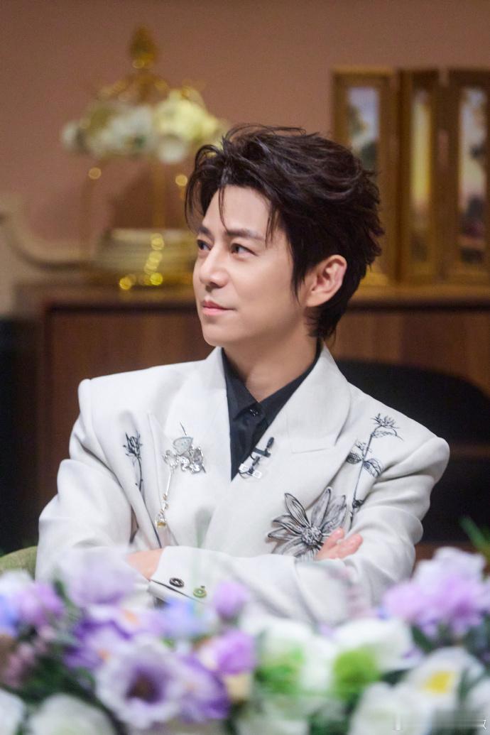 大侦探 变的是玩法和场景，不变的是这群人凑在一起就很治愈很幸福。 