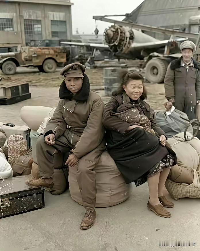 1949年，即将从大陆逃跑的国民党士兵，带着他的家人留下的合影。

这个国民党士