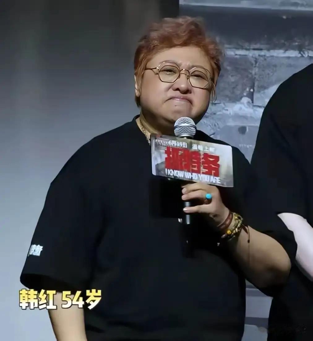 打败《抓特务》的不是韩红的“走个面”，是时代的变迁，是旧时代的落幕。
冯小刚、张