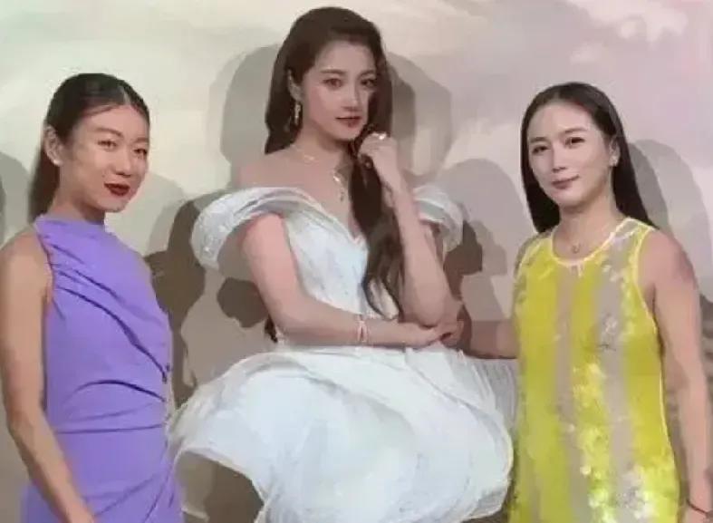 天啊，这俩是故意穿成这样吗？和关晓彤一起合影，真得有点勇气，这丫头不但漂亮，气场