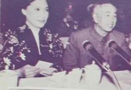 第四届《大众电影》百花奖秦怡宣布获奖名单
达式常 张瑜上台领奖