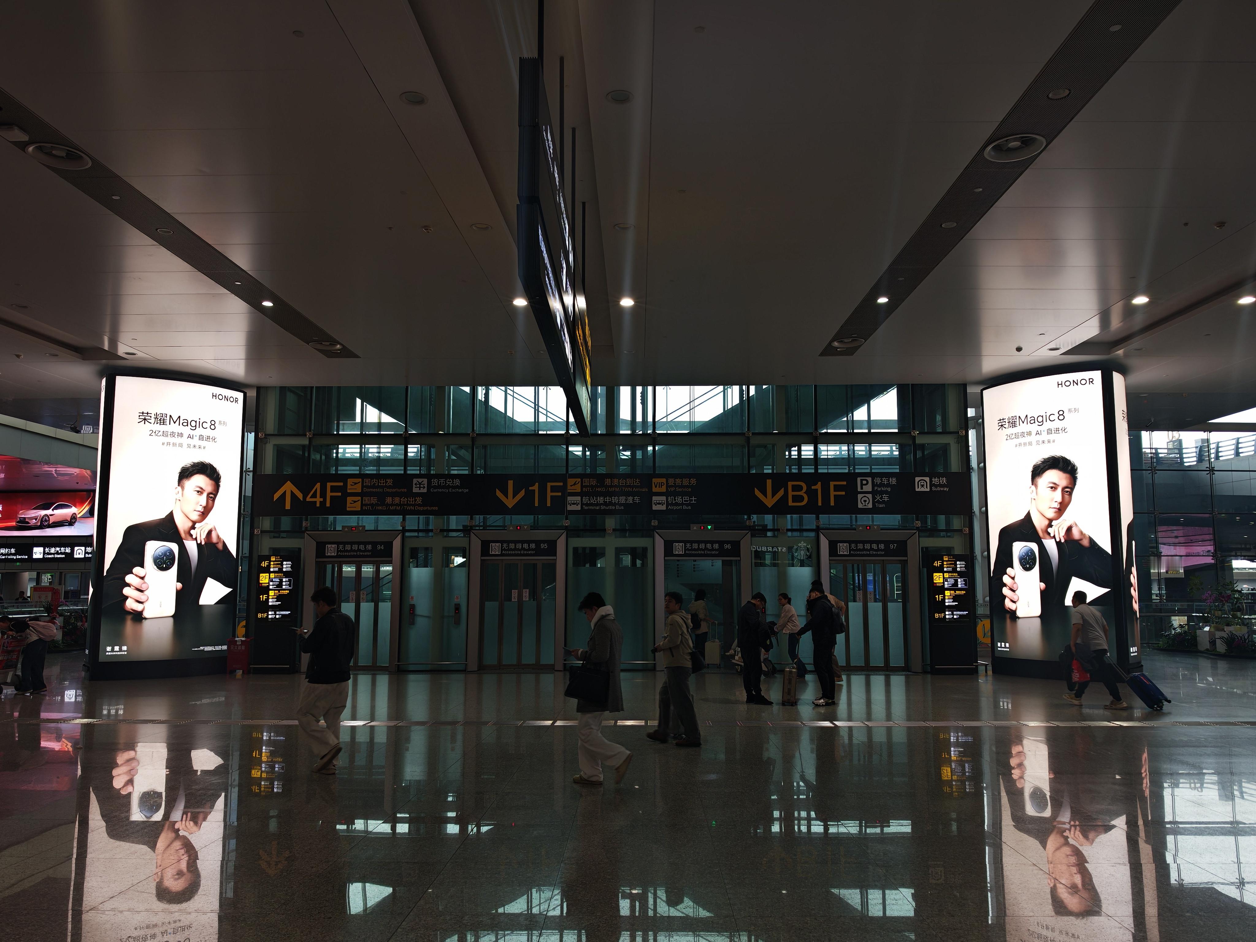 重庆江北机场到达口一出来，荣耀Magic8系列的广告牌很醒目啊。不得不说，谢霆锋
