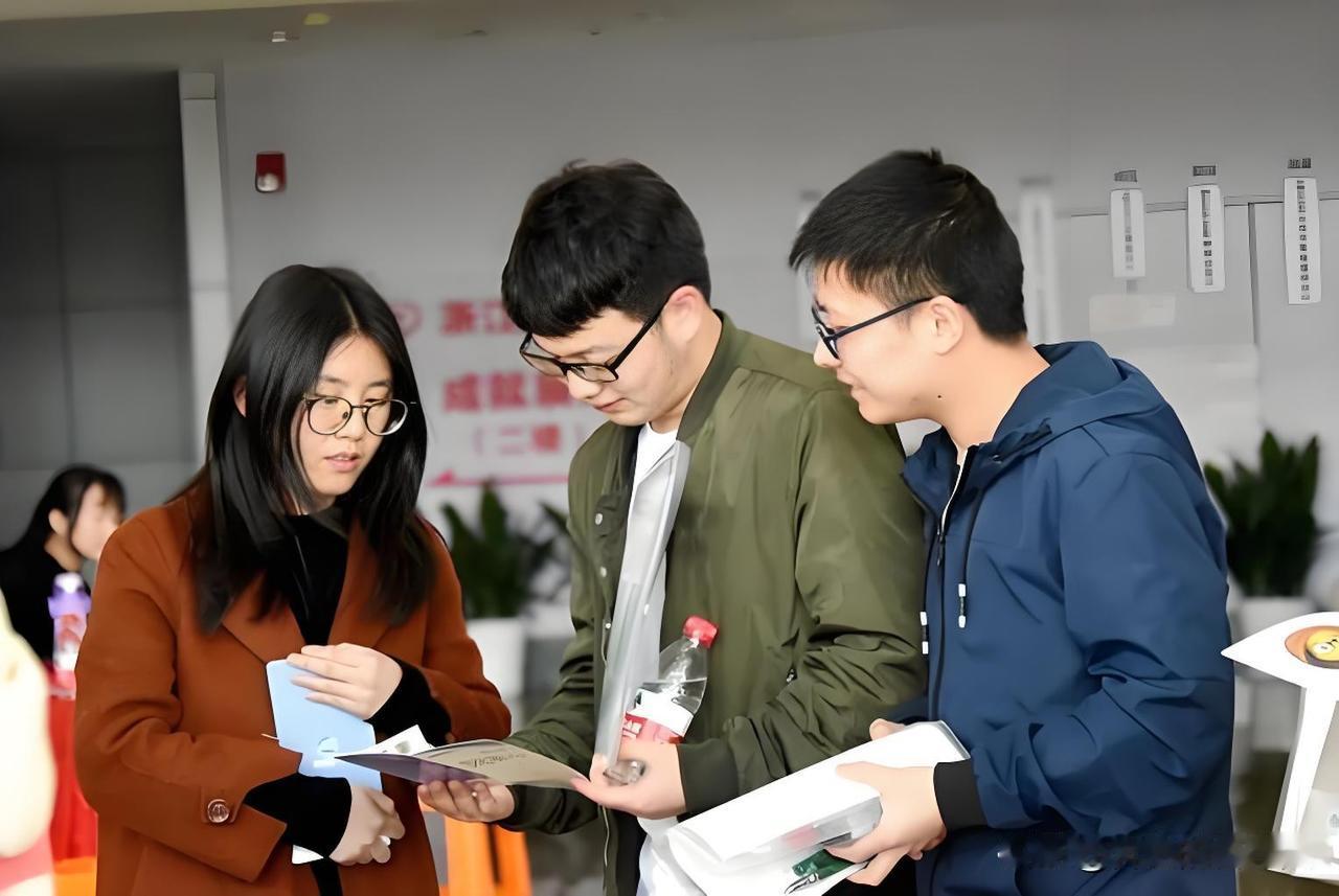 高一数学突然听不懂？根本不是你笨，是被这4个大坑坑惨了
很多初中生数学轻轻松松及