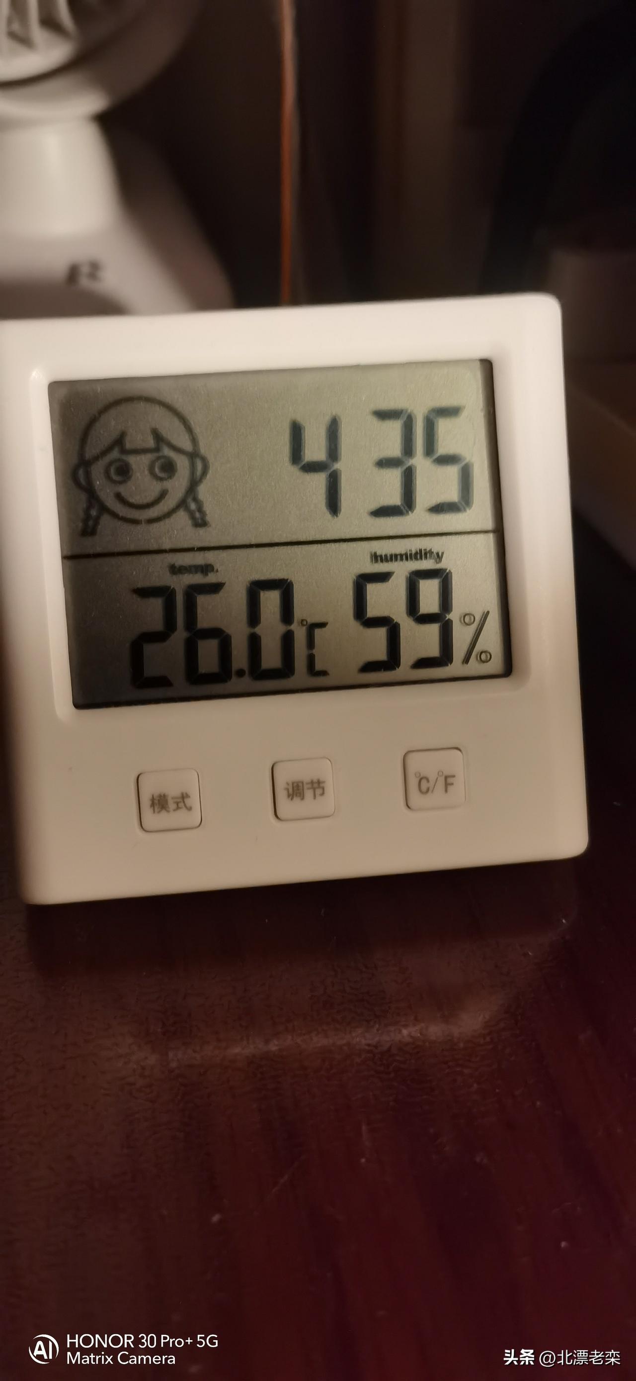 三更灯火五更鸡，正是老汉读书时。[大笑]
    晚上陪睡，是陪孙子睡觉，小家伙