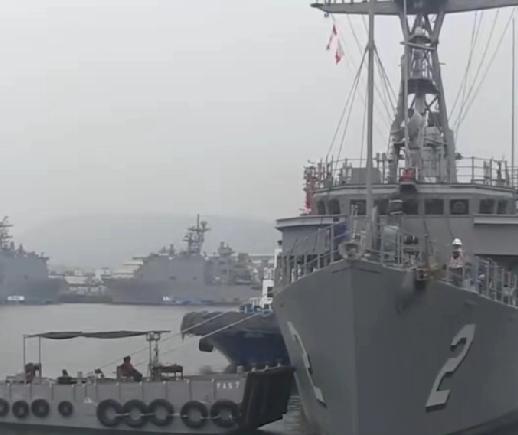 扫什么雷啊！继续布雷，美国帮着他布雷，把海峡彻底封死，谁也不用。然后集中精力帮阿