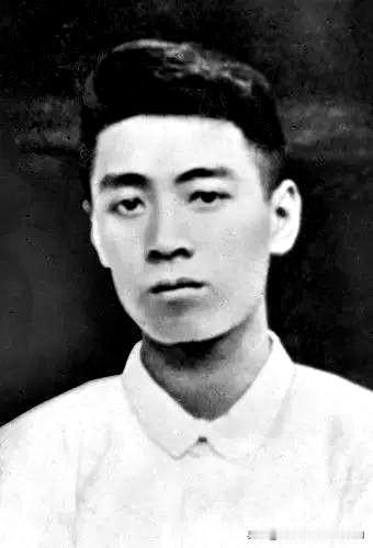 1976年1月8日，一个阴云蔽日、天空中飘着稀疏雪花的日子。一个不满13周岁的初