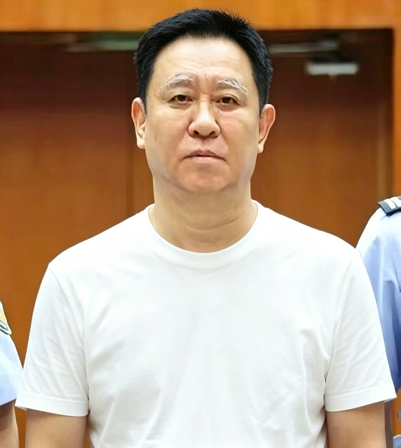 许家印又赢了，看看他现在这个状态，体态丰盈，面容红润，在里面日子也不错啊。进去对