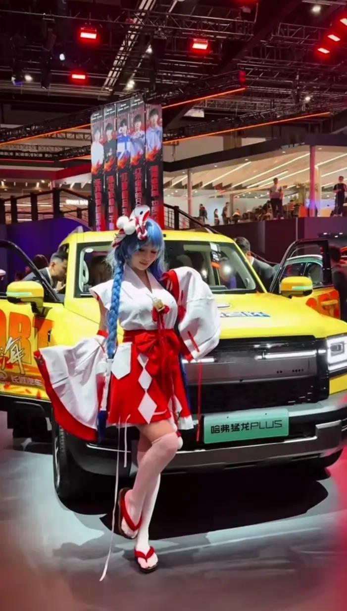 这届北京国际车展上，有的展台模特服装造型比较独特，大家觉得这样的服装好看吗？

