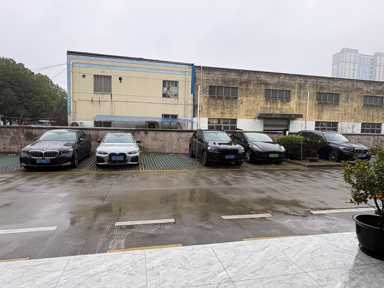 钱越来越难赚了，这个公司，停车场停了5台车，大家都认识是哪一款吗？从左往左谁能一