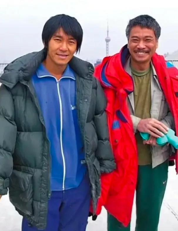 2000年，周星驰和吴孟达在拍摄《少林足球》期间的合影，这也是两人最后一次合作。