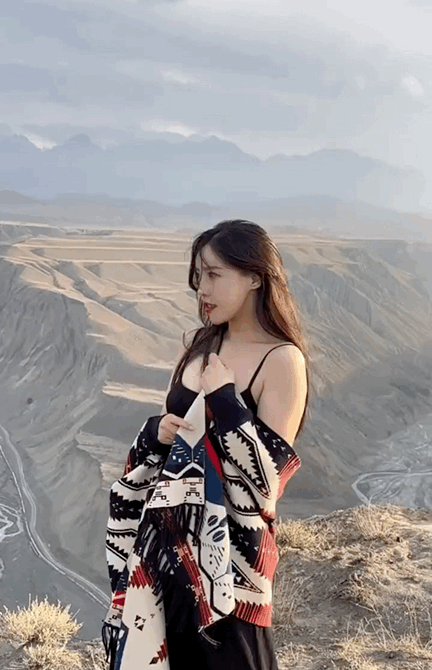 美女身后的沟沟壑壑如此壮观