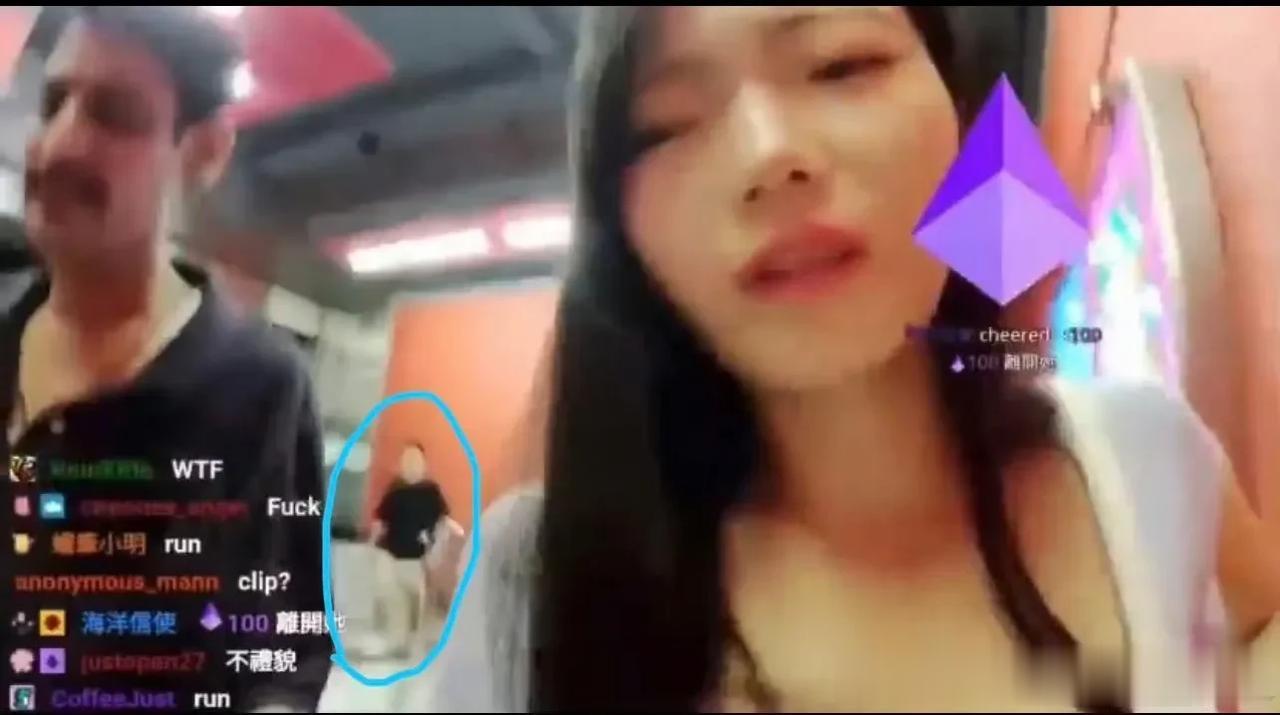 韩国主播在香港被印度人当街长时间性骚扰事件过于离奇，
十几分钟没向路人或商铺求援