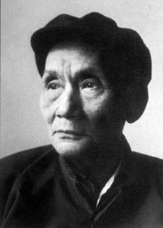告密者与屠杀者1965年8月的一天，几个好友聚在聂绀弩家吃晚饭。饭后，被周恩来戏