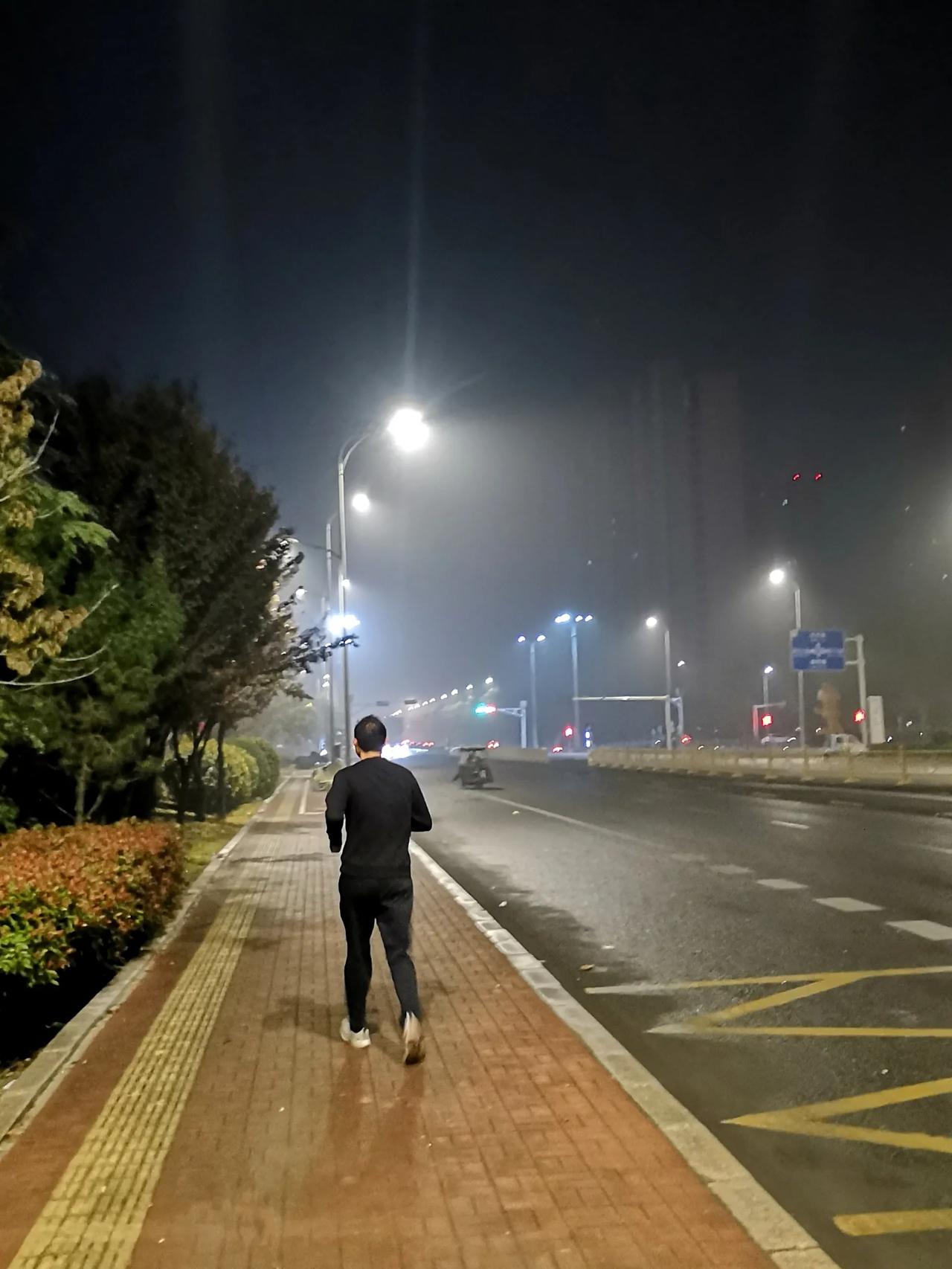 跑步锻炼能否延长人的生命暂且放下，但绝对可以改变人的心情和精神状态！[笑][彩虹