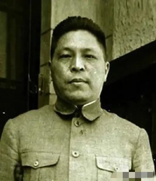 他是蒋介石“五虎上将”里最腐败的一个，贪赌嫖样样精通，1949年逃台后成了巨富，