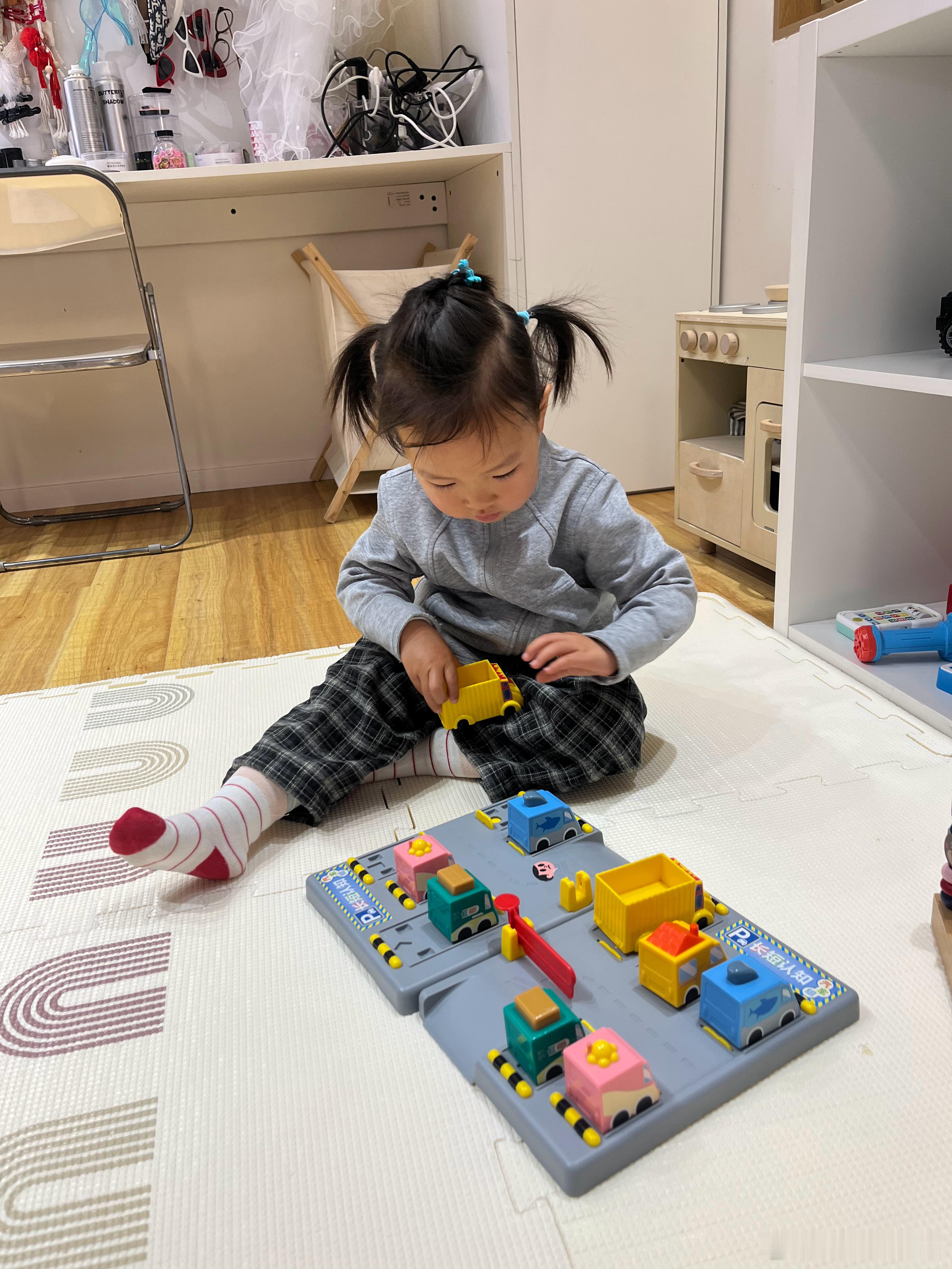 终于，明天开始5个working day不用上班，确实该好好休息一下了。开心的像