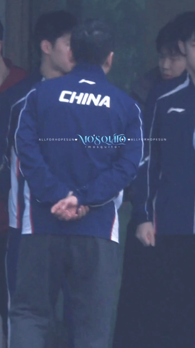 3.24日，又是在啃玉米的头哥😁

国乒男队每天必修课，就是每日的早训点名，