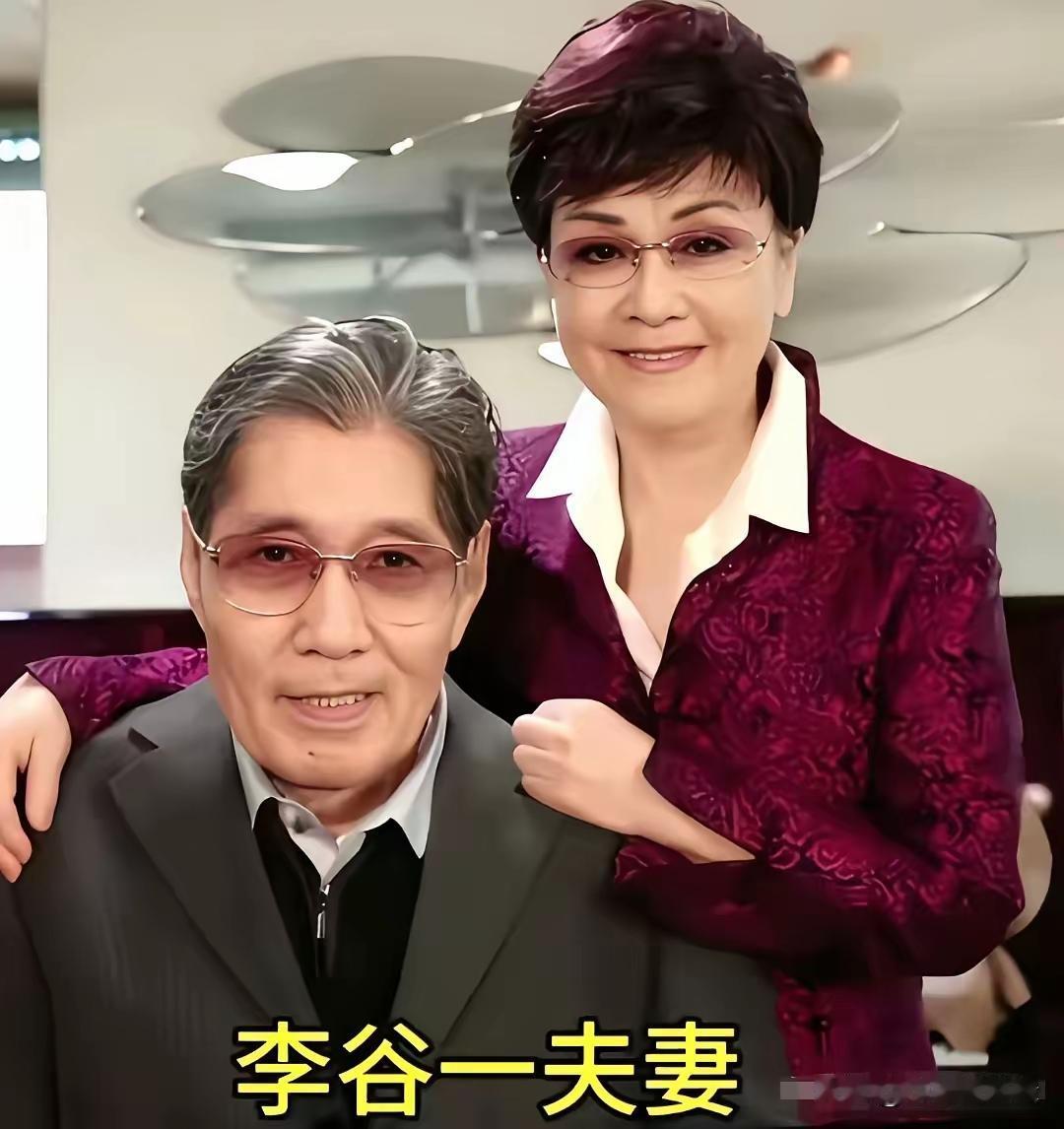 董文华两口子看起来真的是让人觉得特别的舒服，以前小时候我就特别喜欢听董文华唱的歌