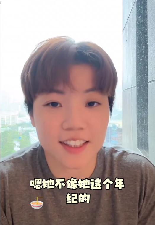 杜凯琹分享她和申裕斌配女双的感觉。
杜凯琹说话也真的是很温柔，美国大满贯赛是她和