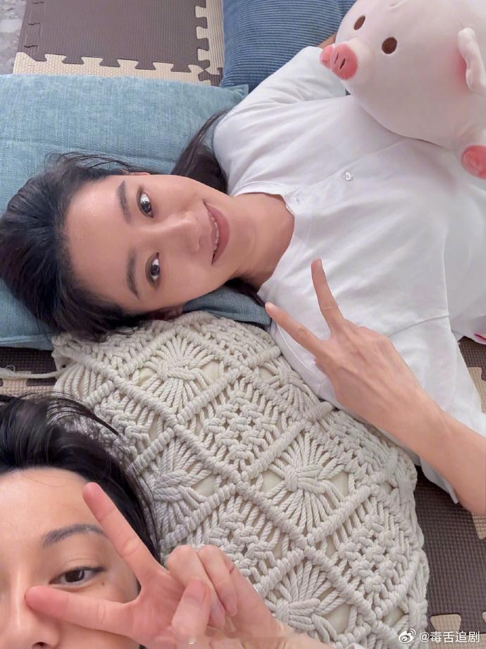 迪丽热巴晒功夫女足花絮  迪丽热巴张小斐躺下比耶 双女主片场松弛时刻！迪丽热巴张