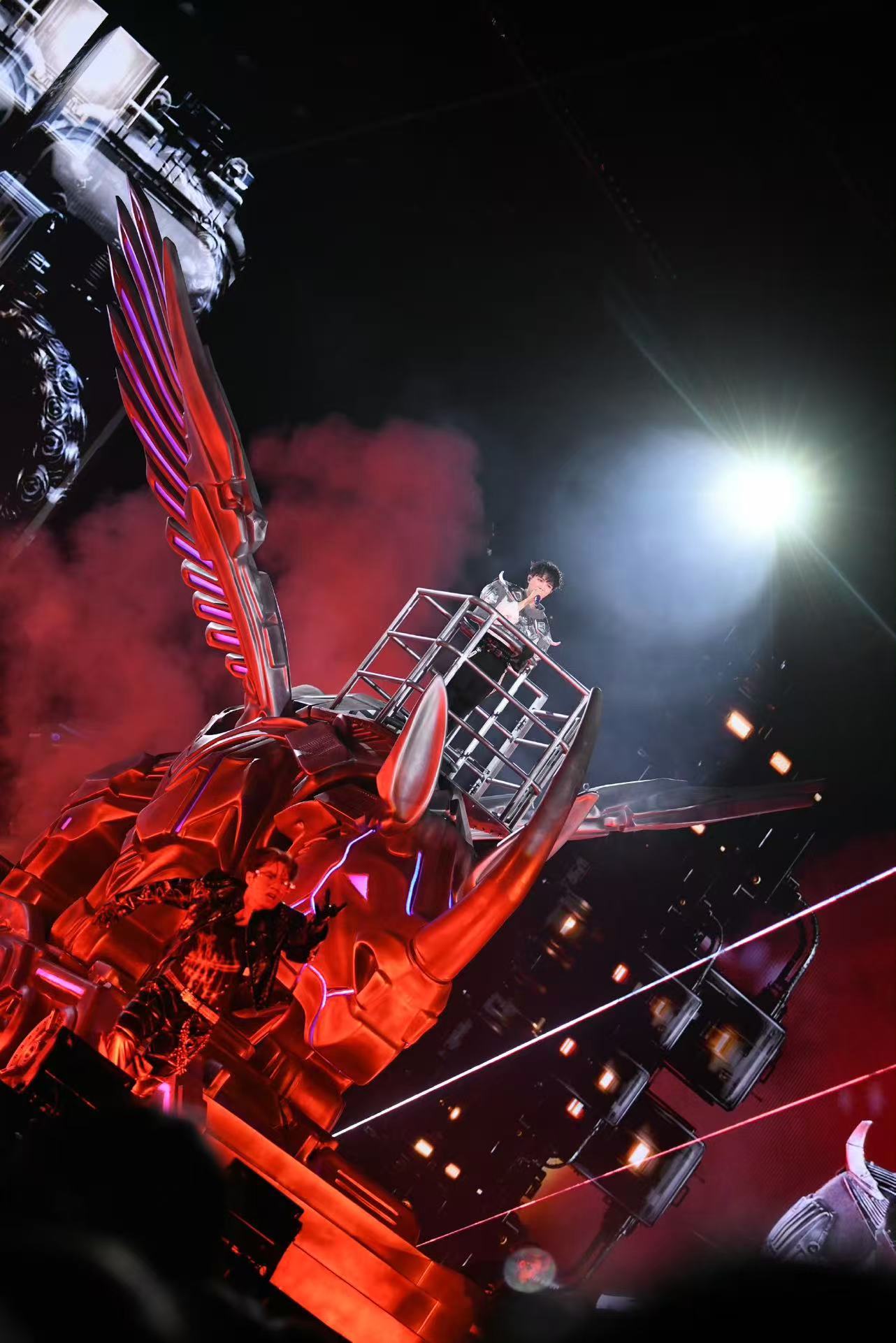 周深携巨型仿生兽来广州了五月天给周深送花篮 羊城开唱惊喜连连，巨型仿生兽科技感拉