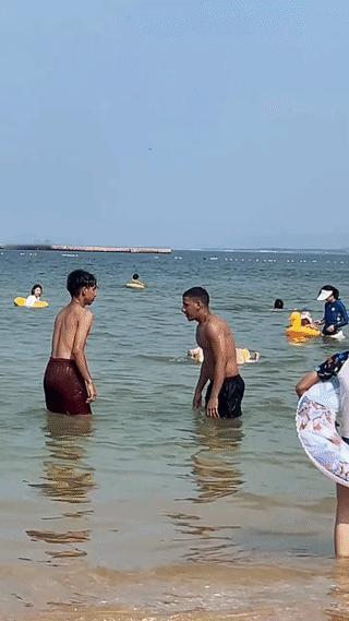 山东烟台一个海滩边上。
有网友拍到两个外国男子站在海水里嬉笑打闹。
这两个人皮肤