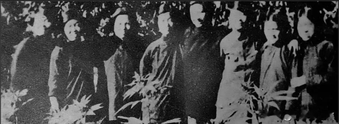 1940年秋，在华北敌后抗日根据地，浦安修同志（右四） 与其他北方局妇委的同志们