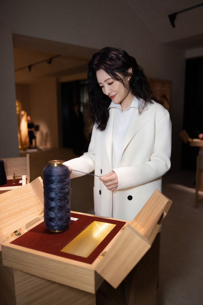 周涛哭了周涛一秒落泪五十公里桃花坞 荧幕表现力出众，多领域全面发展，实力不容小觑