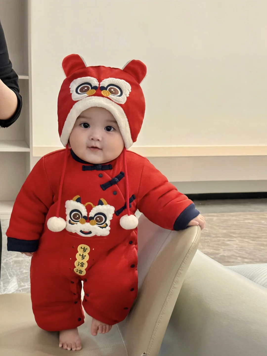 好喜欢我的胖宝宝，真像一个小手办呀～