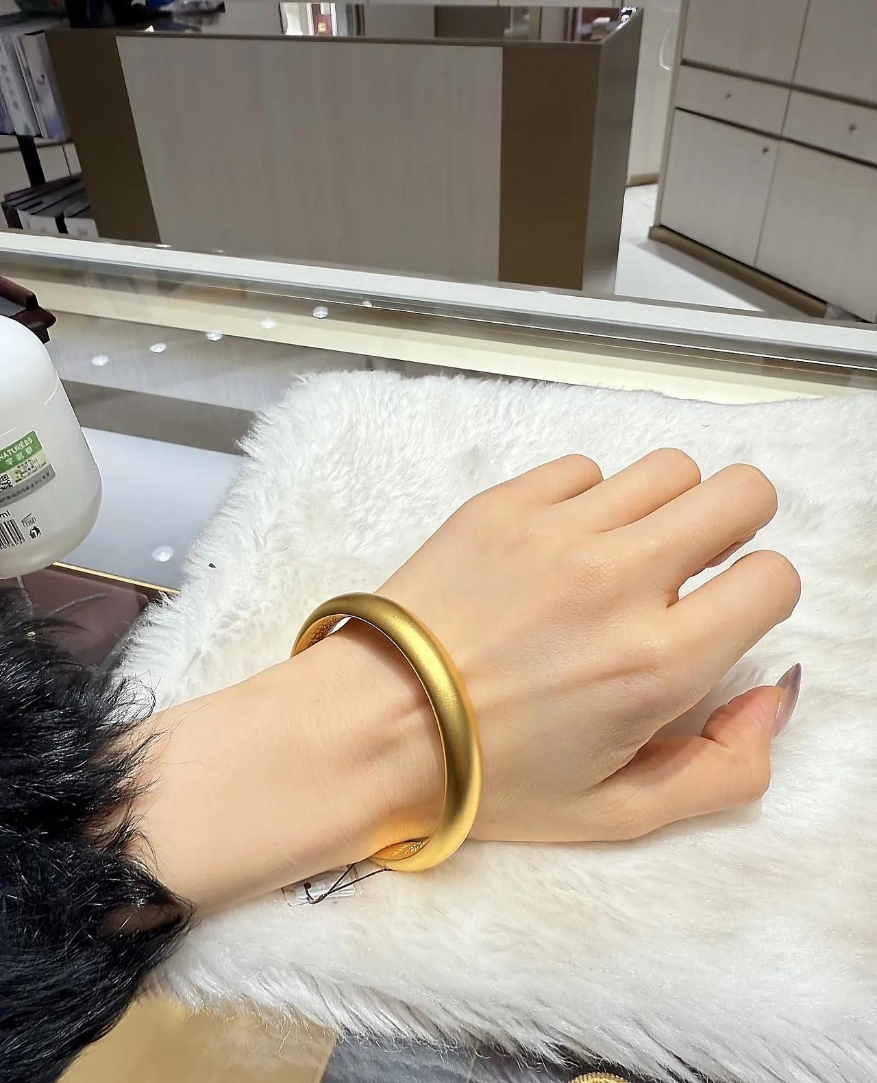 现在才知道
金镯子已经买不起了！
1月14日，一只40克的金镯子，轻轻松松就要5