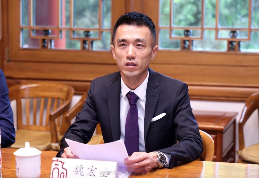 【康师傅魏宏名43岁将接棒CEO】12月18日晚，康师傅控股（00322.HK）