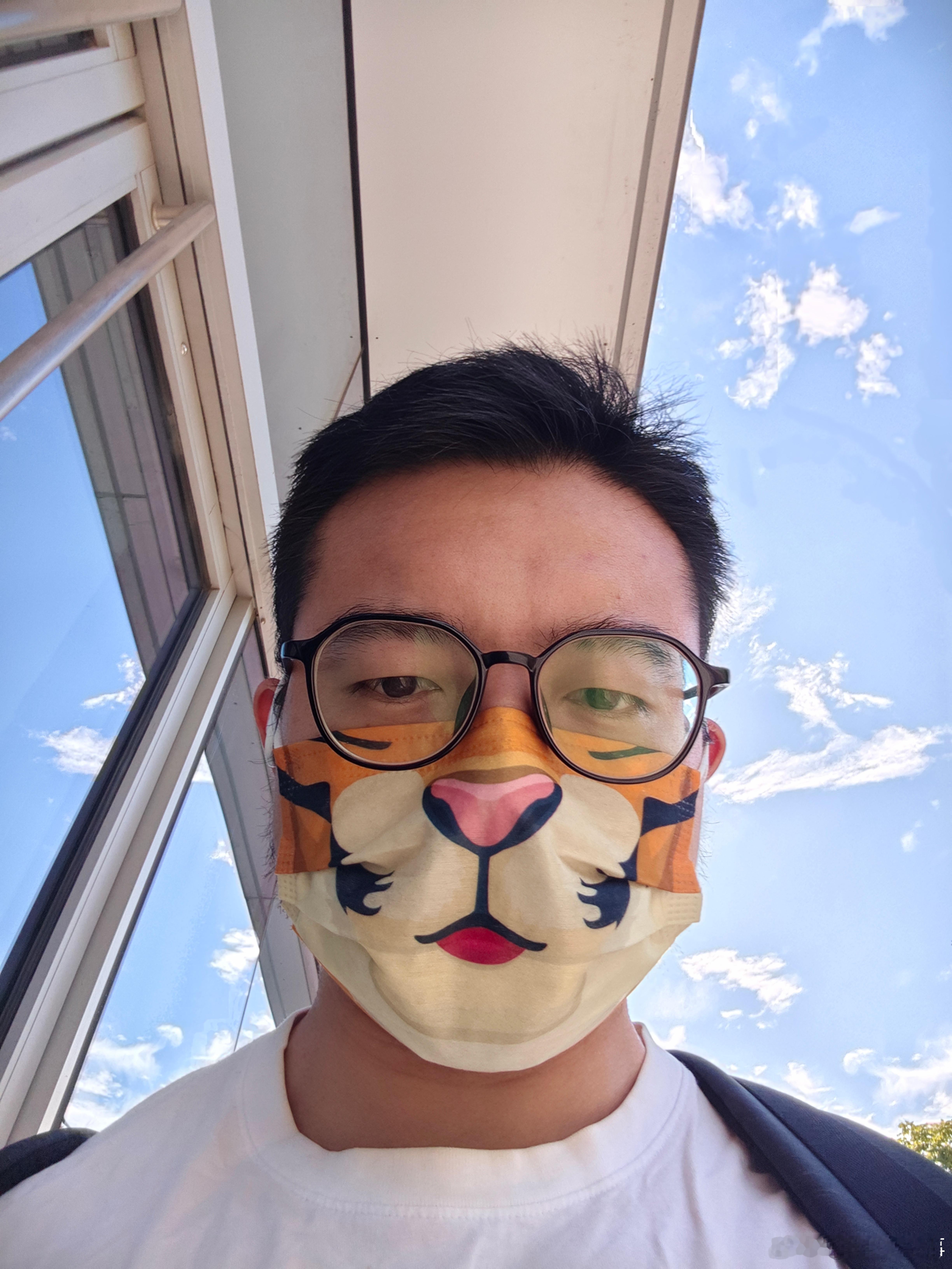 就睡了四个钟头来上班了 
