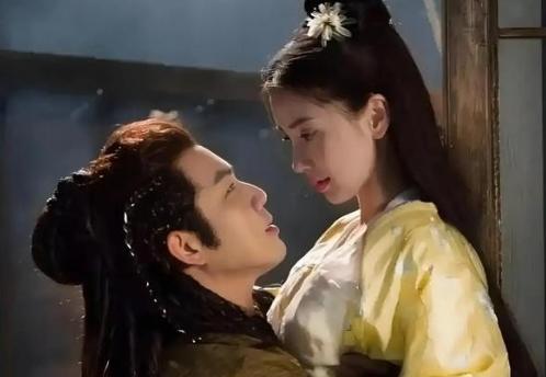 公元535年，高欢外出征战，14岁的长子高澄趁夜摸进庶母房间，只见对方面露潮红地