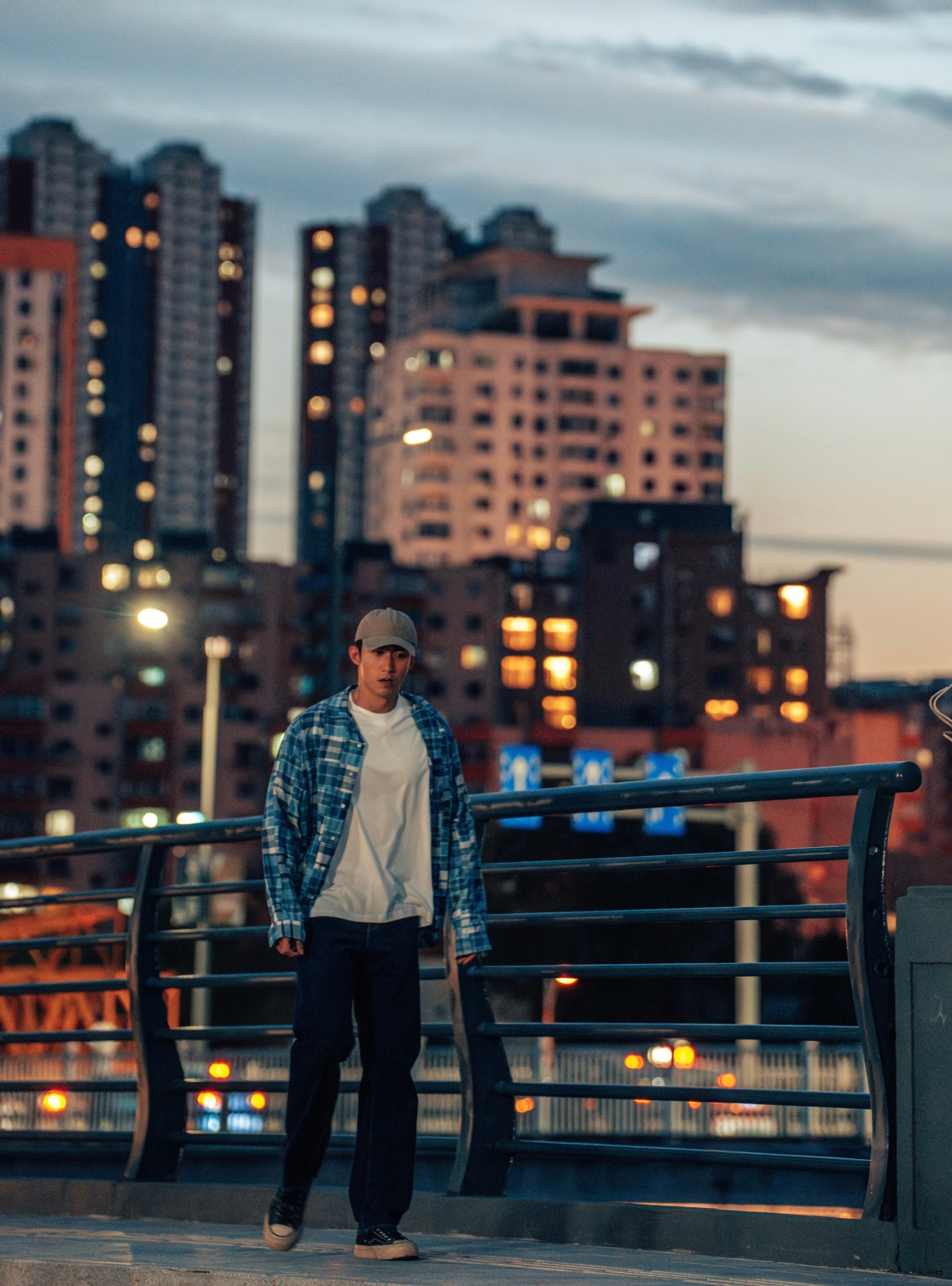 我是为什么要这么虐待自己，躺在床上，居然点开看张小满回国后因为幻听倍受折磨，在街