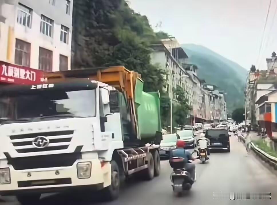 她叫彭迪，是重庆彭水的一名网格员，早上8:00彭迪像之前一样，正常巡查时发现山上