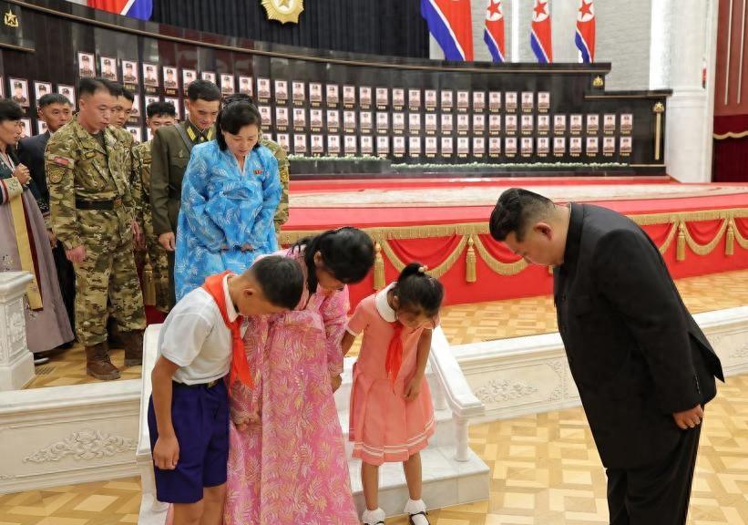 “朝鲜人民军少校与11名下属战士，一起拉响光荣弹，宁死不屈！”当地时间8月22日
