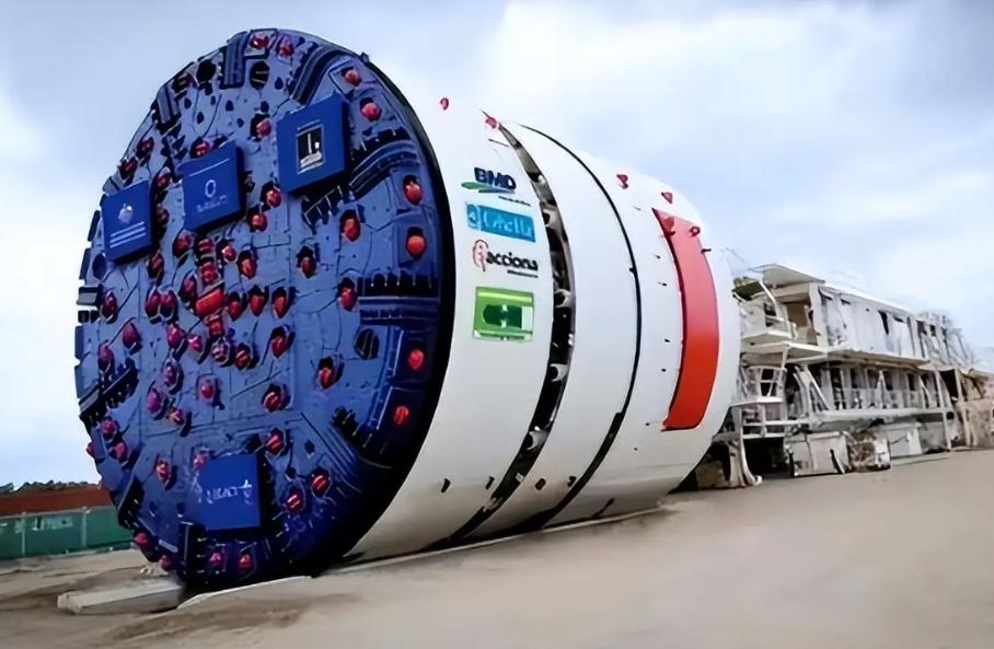 中方终于做出让步了！印度媒体一阵欢呼，两台盾构机从广州运抵孟买港。
 
3月23