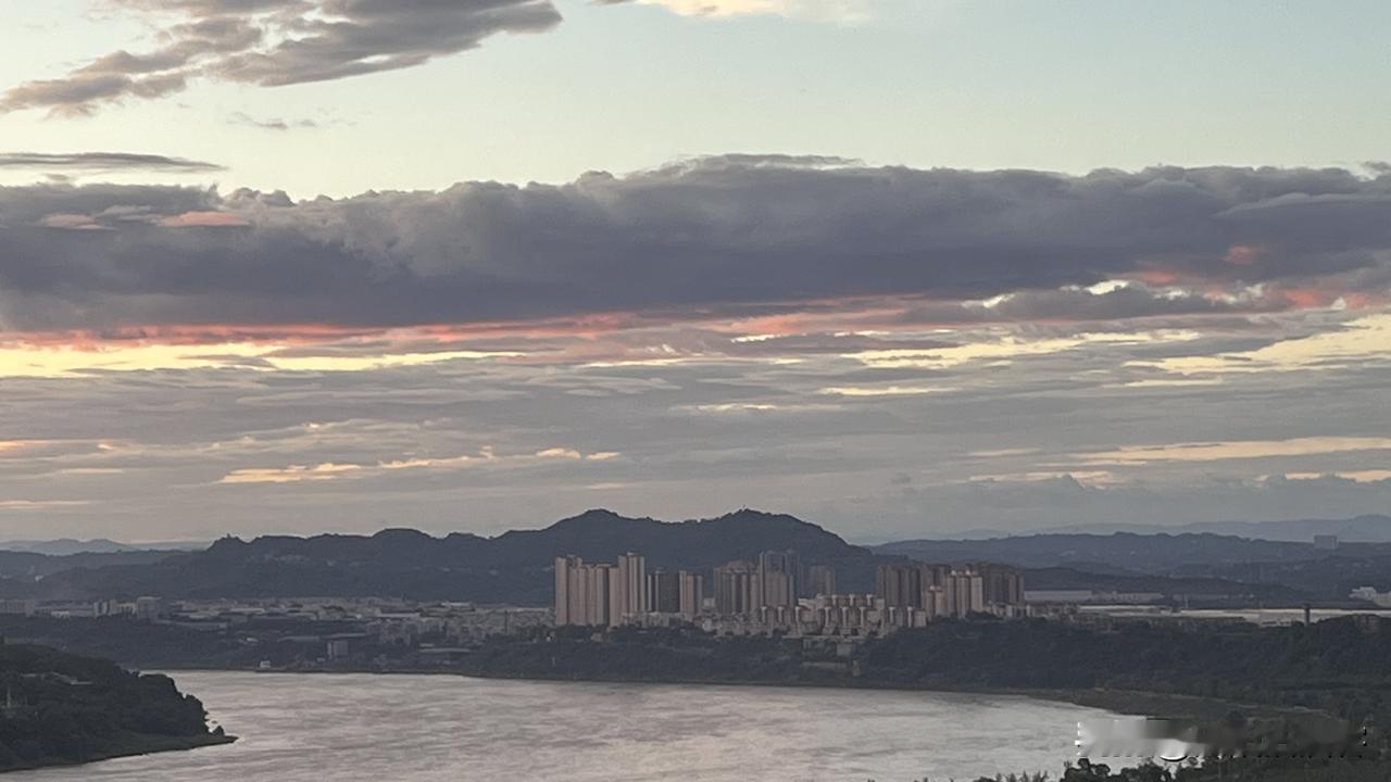 泸州长江边的早晨，虽然霞光未起，却又无穷魅力，当然这个地方很热，江水蒸腾扑面而来