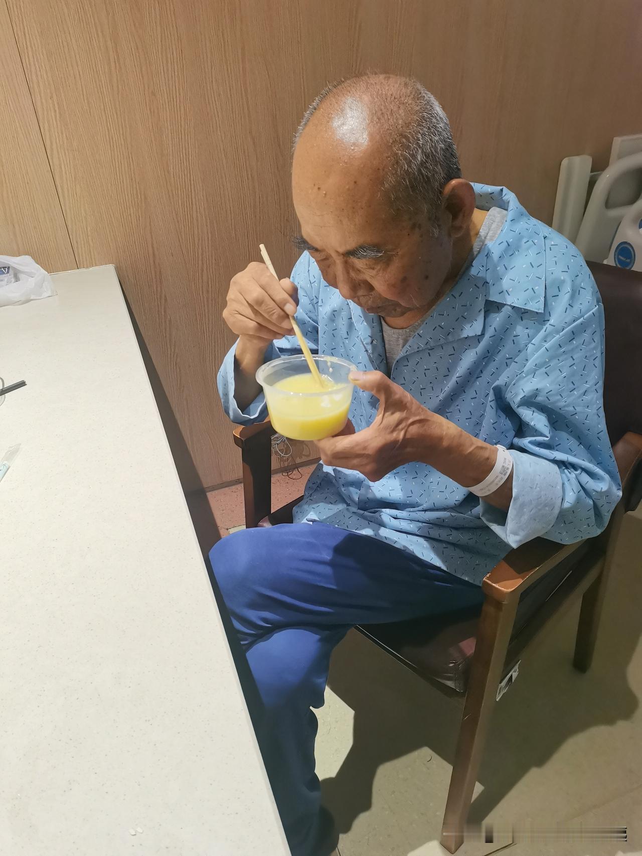 今天是我爸爸住院的第九天，早晨喝了一碗小米粥加了半个鸡蛋，我爸爸说，还是喝小米粥