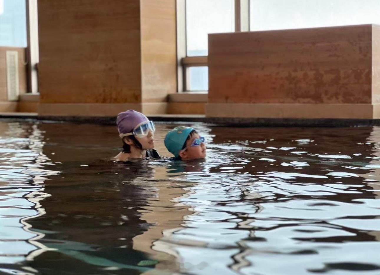 偶遇章子怡带娃游泳章子怡带娃游泳 偶遇章子怡带娃游泳🏊♀️好温馨的画面！看得出