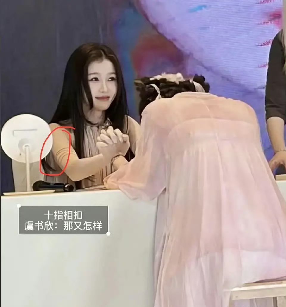 虞书欣为了不和粉丝接触手套都带上了 