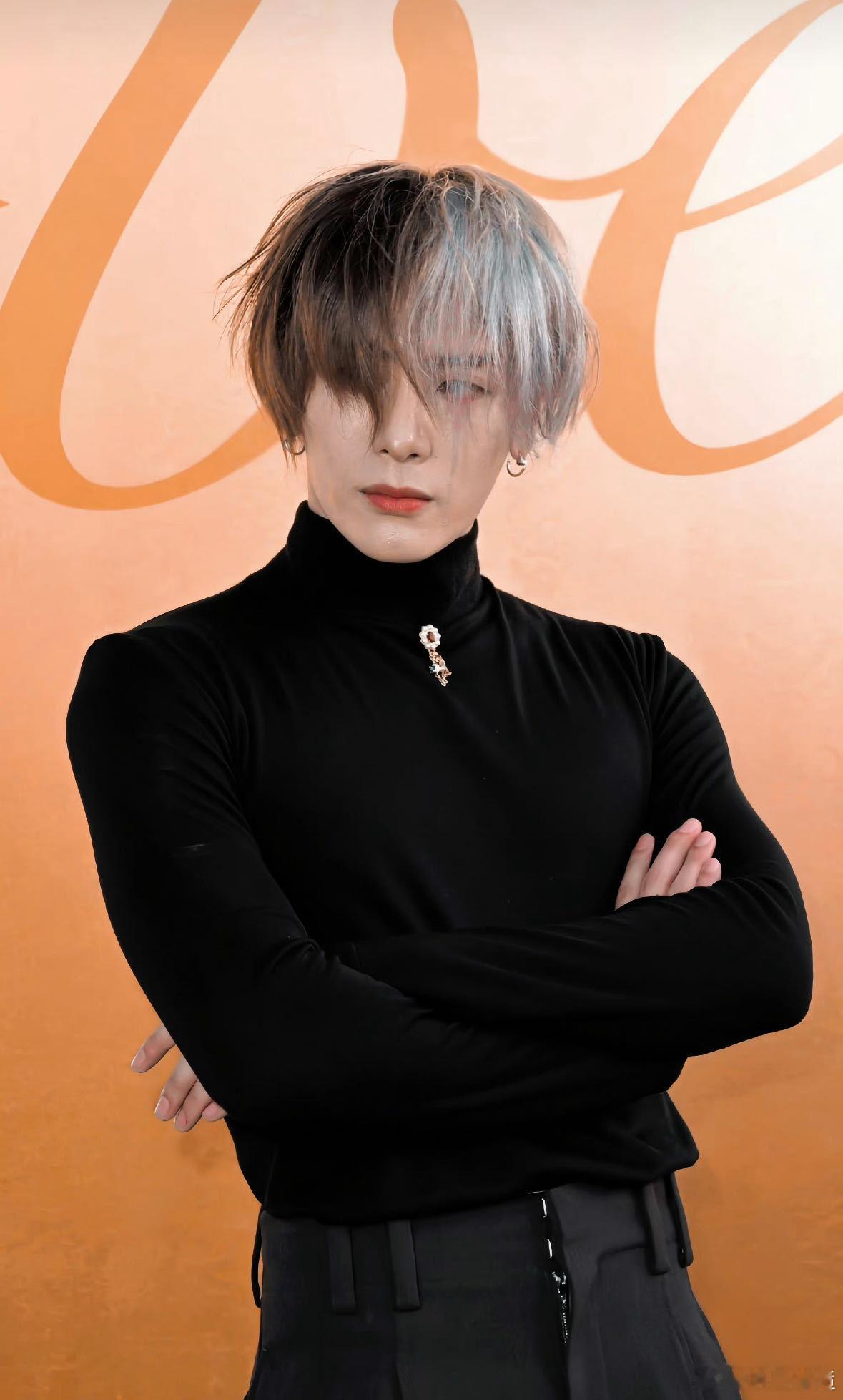 Jackson巴黎营业太会了！抱小熊的画面苏到想谈，气场与萌感并存，嘴上说不可爱