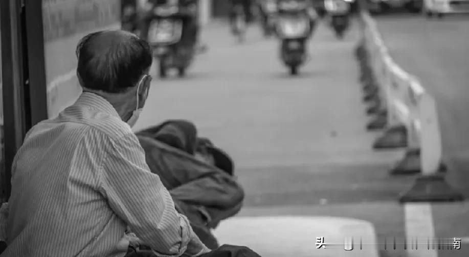 护腰护颈椎。每坐1小时起身活动2分钟，
别让久坐毁了腰和颈椎！
 
久坐真的是隐