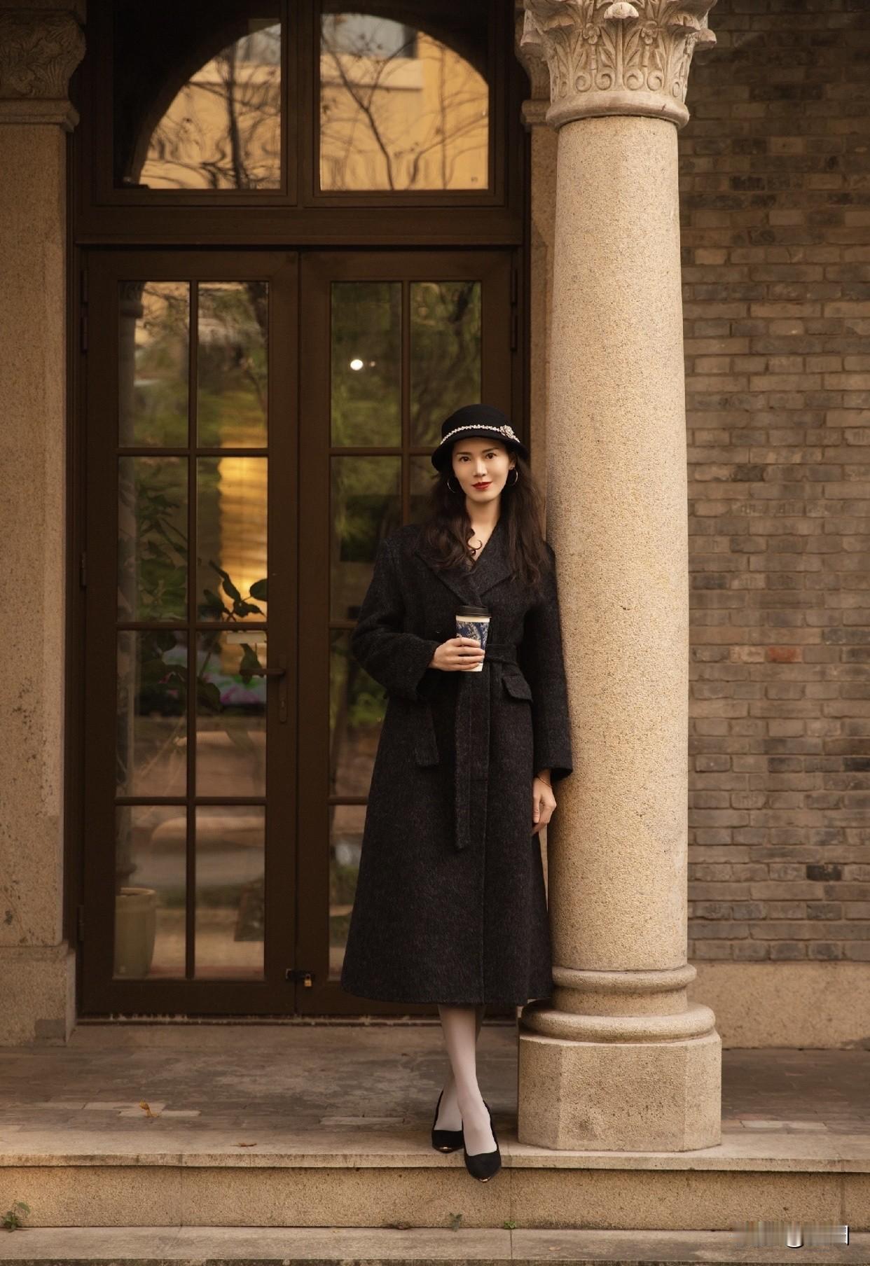 再者是从容淡定的气质。跨过40岁门槛，她们遇事不慌，展现出理性魅力。就像面对工作