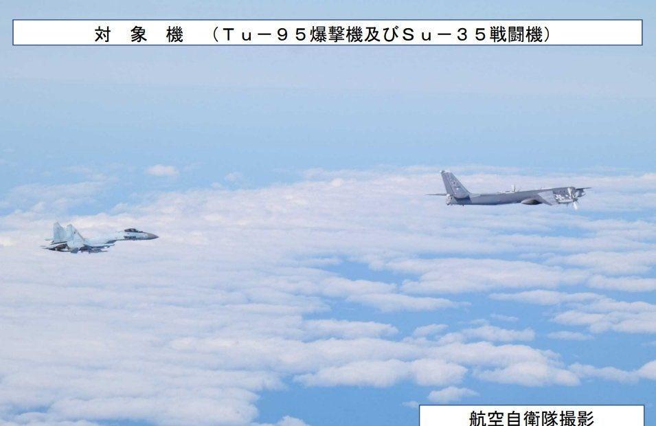 一架俄羅斯圖-95戰略轟炸機在兩架蘇-35戰鬥機的護航下飛近日本中部佐渡島領空後