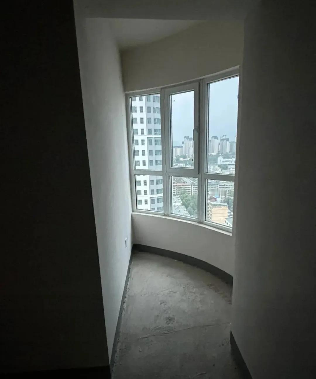 这是隔壁老王家的阳台，这个位置可以用来干嘛？有没有厉害的？帮他设计一下