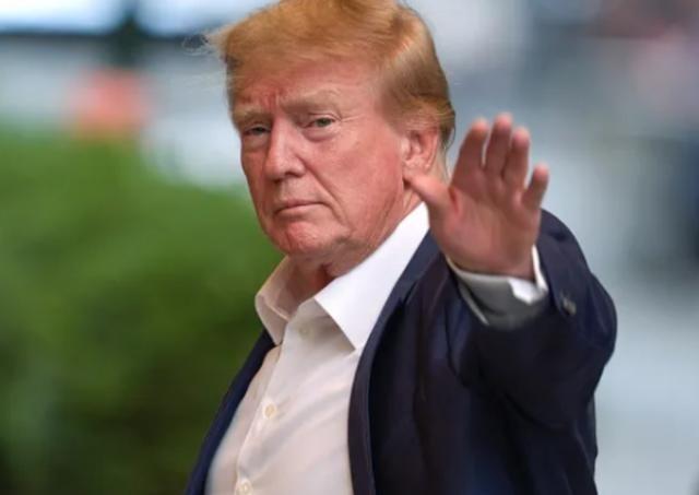 特朗普曾再次通告全球：台湾问题是中国自己的问题，美国尊重中国的任何一个举动，中国