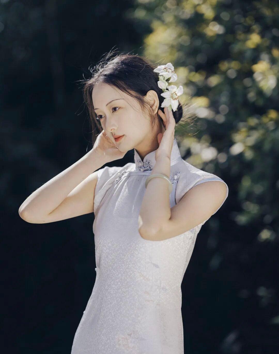 宿舍旗袍在树林里拍，越简单越显气质呢江南风旗袍美女 江南甜美旗袍 让人心动的女孩